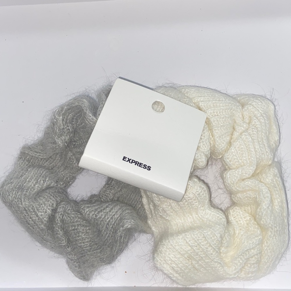 🌷NWT pack of express scrunchies